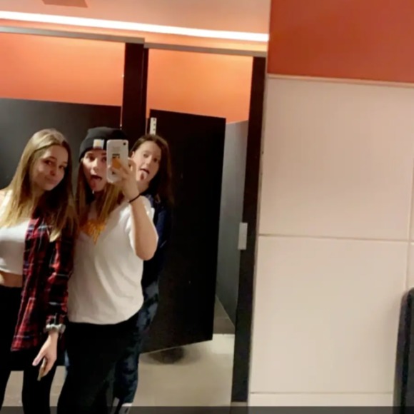 Meet your Posher, Caroline - Picture 1 of 1